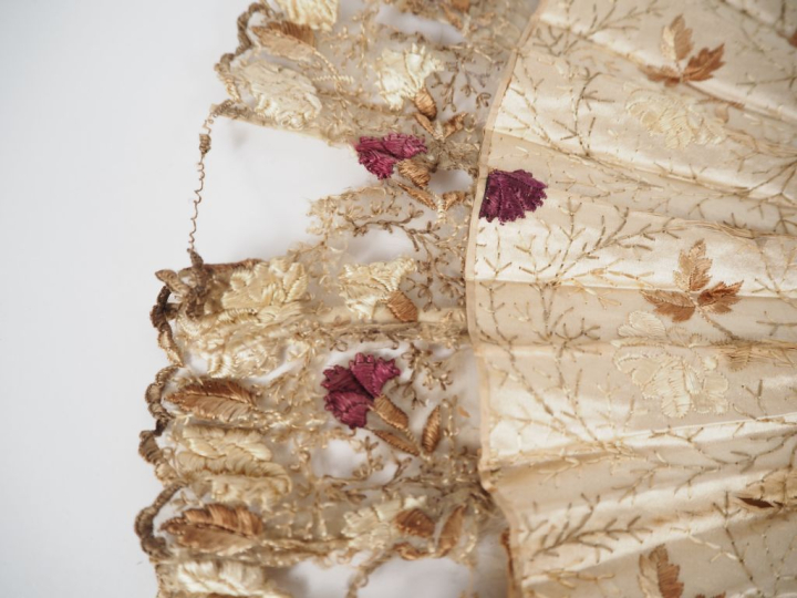 3 différents éventails en nacre et textile.