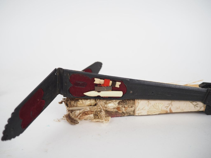 3 différents éventails en nacre et textile.