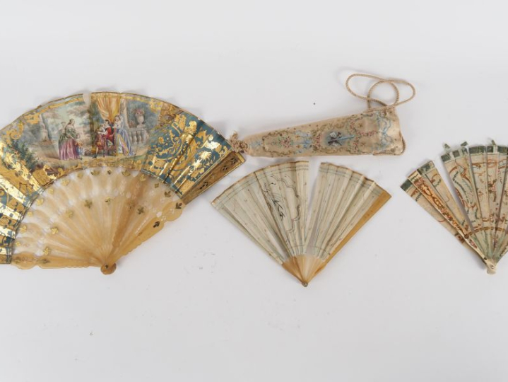 3 différents éventails à décor de personnages. H. 26 cm. H. 18 cm. (Ma