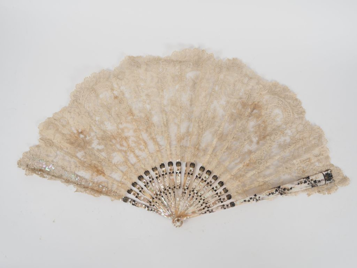 Eventail fin XIXème - début Xxème en nacre et dentelle à décor de feui