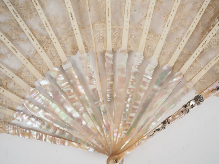 Eventail fin XIXème - début Xxème en nacre et dentelle à décor de feui