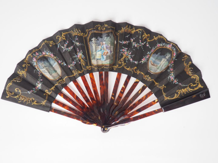 Eventail fin XIXème - début Xxème en écaille à décor dans des réserves