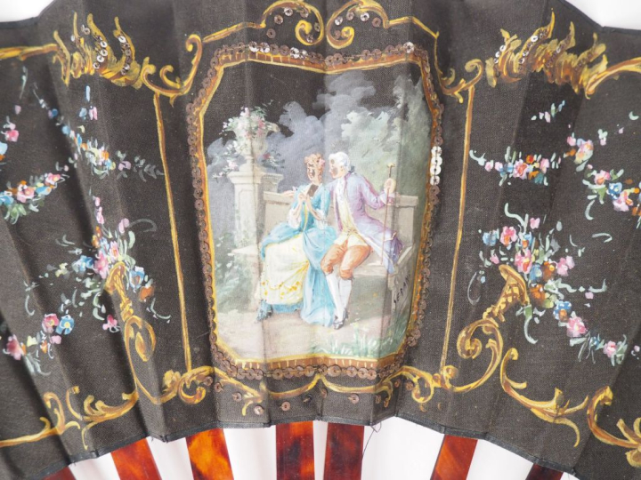 Eventail fin XIXème - début Xxème en écaille à décor dans des réserves