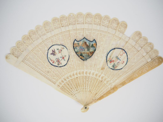 Vente aux enchères Eventail Chine 1900 à feuilles brisées. Ivoire de Canton gravé et ajou