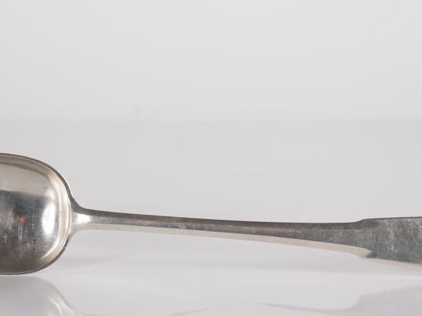Grande cuillère à ragoût XVIIIème en argent, Lettre R Maître Orfèvre :