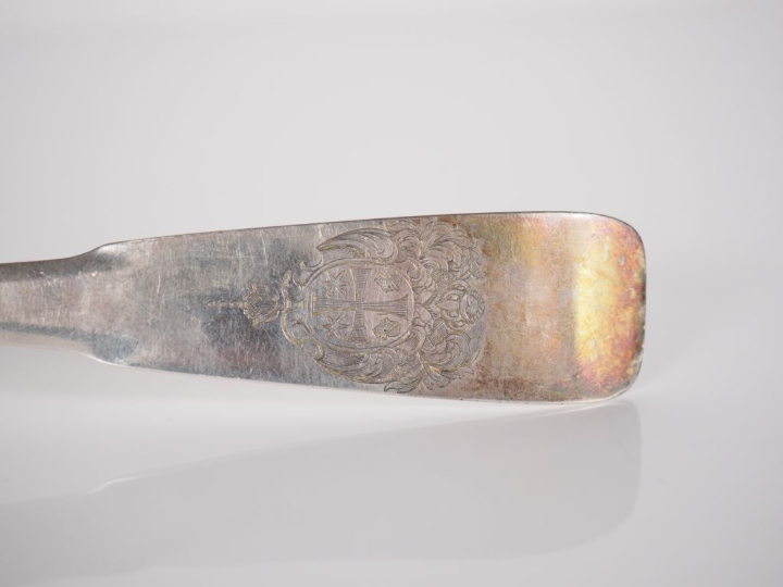 Grande cuillère à ragoût XVIIIème en argent, Lettre R Maître Orfèvre :