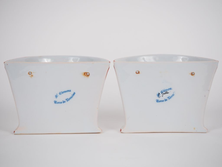 GALLE. Paire de porte fleurs en faïence polychrome de Saint-Clément à 