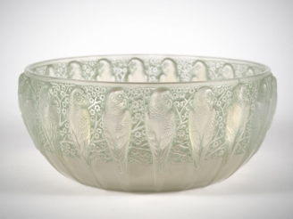 Vente aux enchères LALIQUE. Coupe en verre et verre opalescent à décor de perruches. Sign