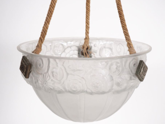 Vente aux enchères Suspension Art Déco en verre moulé à décor de frise de fleurs et de ca