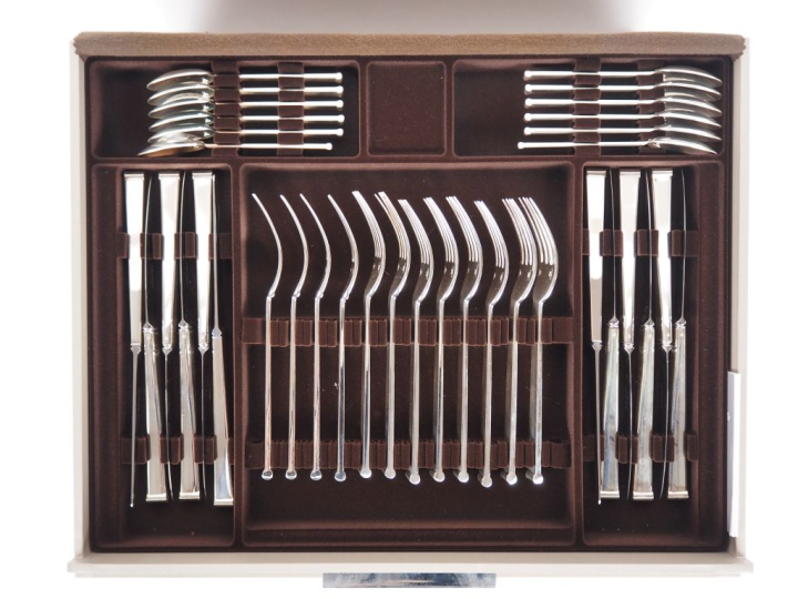 CHRISTOFLE. Ménagère dans son écrin d'origine comprenant 12 grands cou