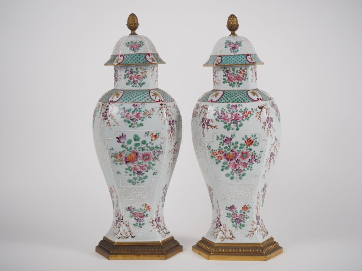 SAMSON. Paire de vases couverts en porcelaine polychrome dans le style