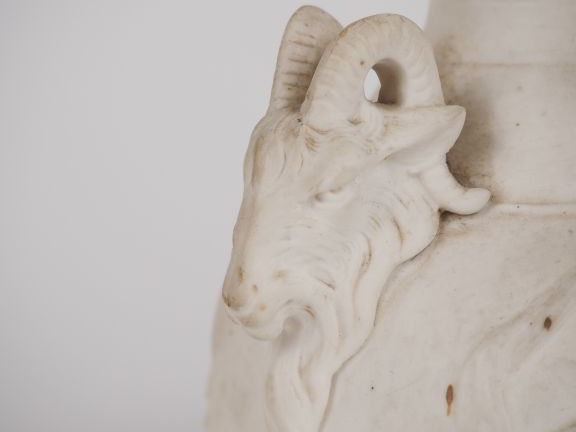 Paire de vases en biscuit de style Louis XVI à décor d'amours et de bo