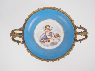 Vente aux enchères Coupe montée en porcelaine polychrome à décor d'amours.  Monture en mé