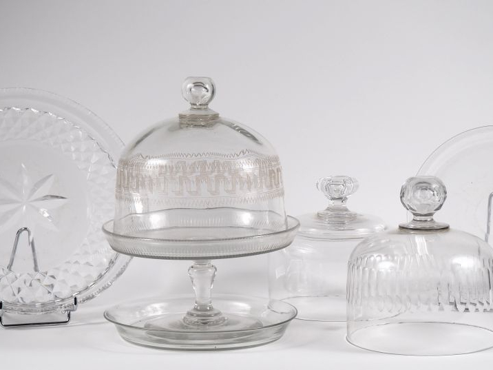 Trois différentes cloches à fromage en cristal, un compotier en crista