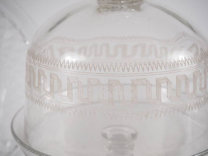 Trois différentes cloches à fromage en cristal, un compotier en crista