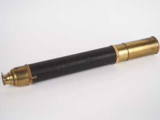 Vente aux enchères Longue vue en laiton et cuir noir.