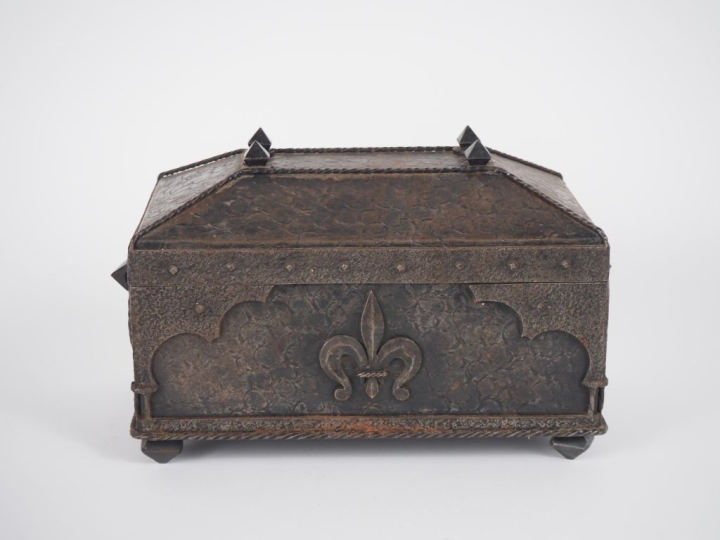 Cassette de style Haute Epoque en fer à décor de fleur de Lys. Dim. 16
