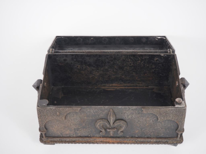 Cassette de style Haute Epoque en fer à décor de fleur de Lys. Dim. 16
