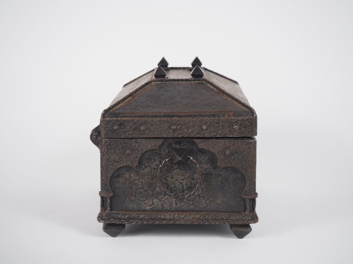 Cassette de style Haute Epoque en fer à décor de fleur de Lys. Dim. 16