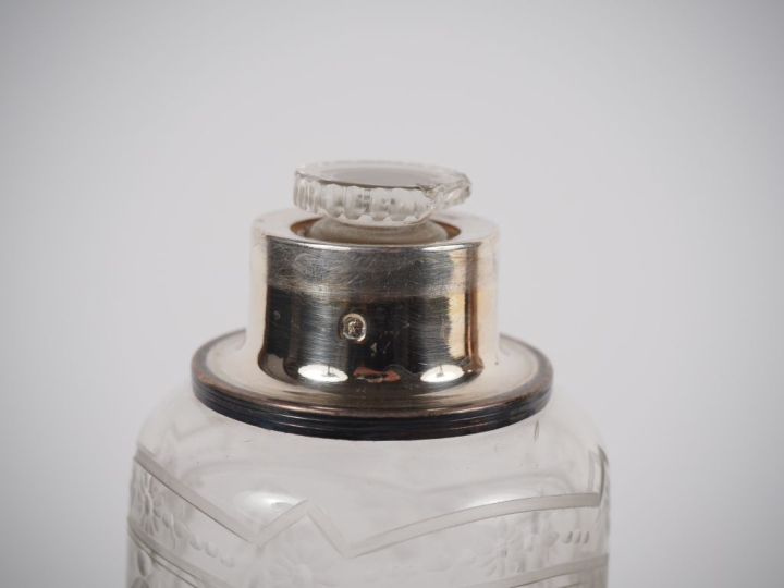 Suite de trois flacons de toilette de forme balustre en cristal gravé 