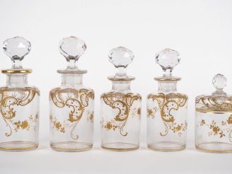 Vente aux enchères Garniture de toilette Napoléon III en cristal à décor émaillé et doré 
