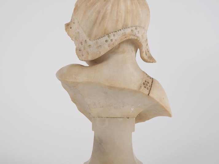 A. DEL PERUGIA. "fillette en buste " Sujet en albâtre Signé H. 31 cm