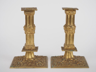 Vente aux enchères Paire de bougeoirs Napoléon III de style Louis XIV, à décor d'amours e