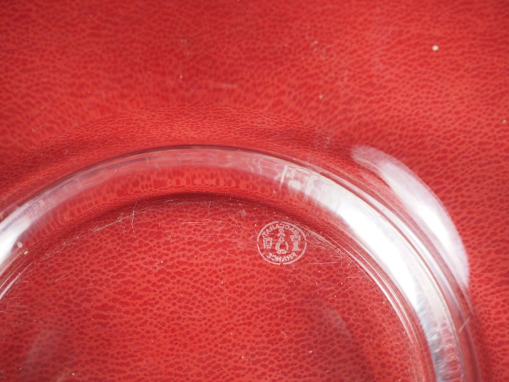 BACCARAT.  Partie de service à sorbet comprenant : 9 coupes et une jat