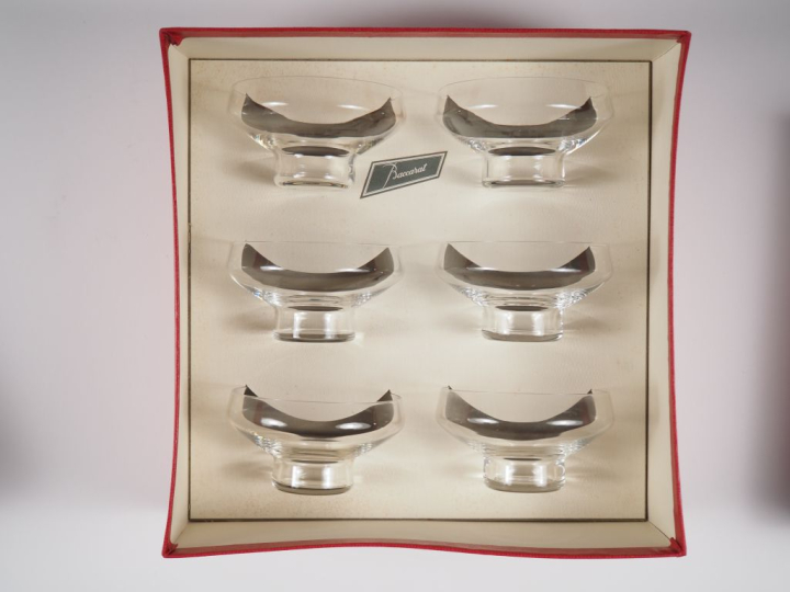 BACCARAT.  Partie de service à sorbet comprenant : 9 coupes et une jat