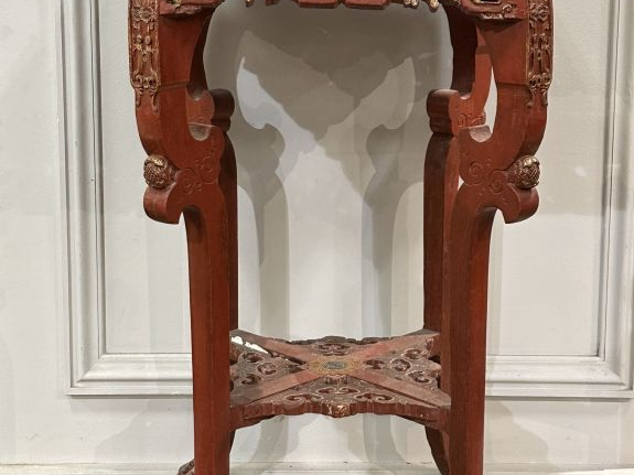 Grande sellette de style Extreme Orient en bois laqué rouge et noir.  