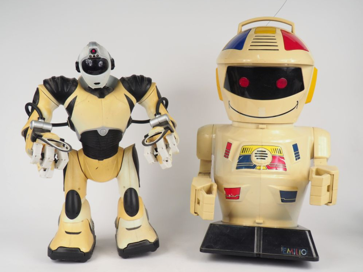 Lot de deux robots comprenant : - Robot Emilio télécommandé (état d'us