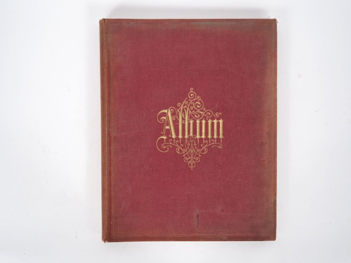 PHOTOGRAPHIE. In-folio percaline lie-de-vin, encadrements à froid sur 
