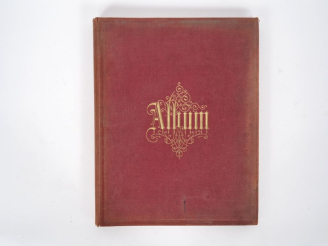 Vente aux enchères PHOTOGRAPHIE. In-folio percaline lie-de-vin, encadrements à froid sur 