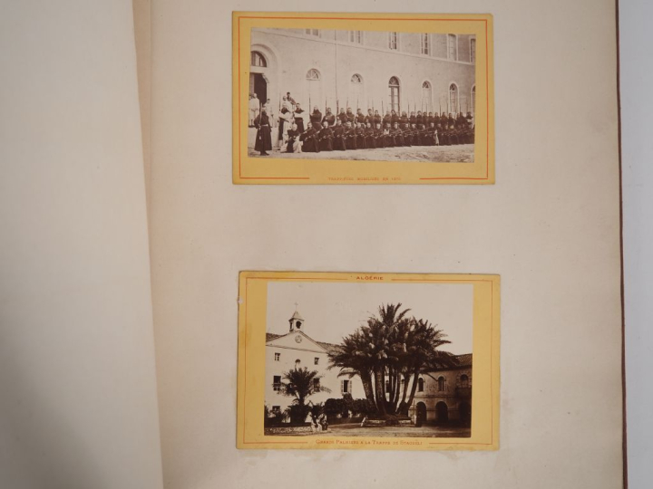 PHOTOGRAPHIE. In-folio percaline lie-de-vin, encadrements à froid sur 