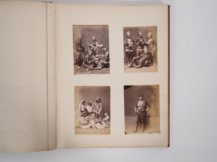 PHOTOGRAPHIE. In-folio percaline lie-de-vin, encadrements à froid sur 