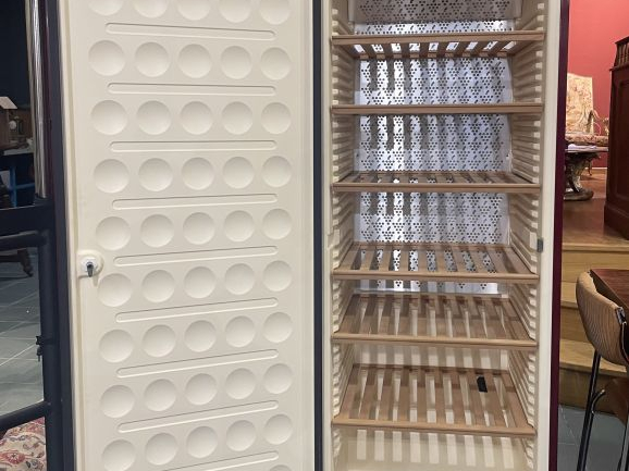 LIEBHERR "Grand Cru". Grande cave à vins mod. WKr 4676 avec sa clé et 