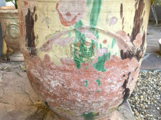 Vente aux enchères BOISSET à Anduze.  Vase de jardin en terre cuite, traces d'émail vert.