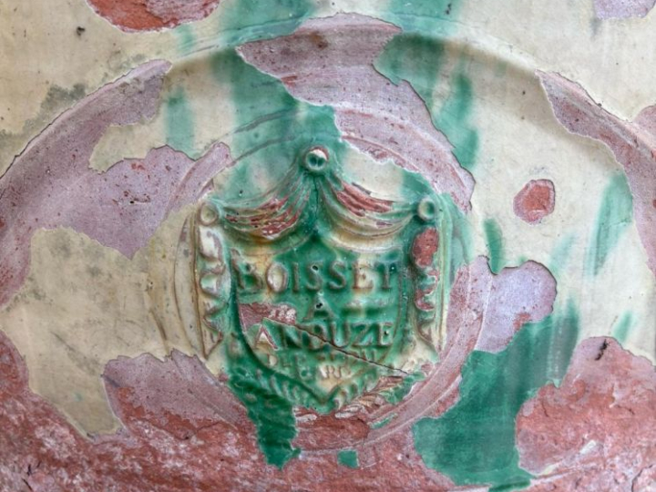 BOISSET à Anduze.  Vase de jardin en terre cuite, traces d'émail vert.