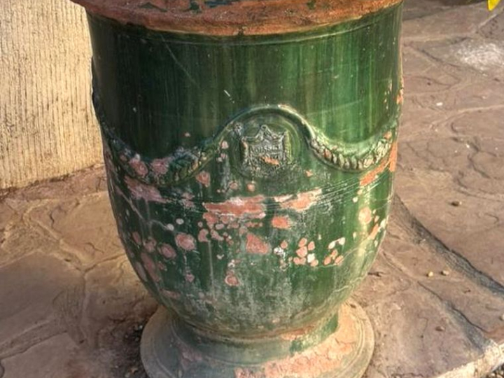 BOISSET à Anduze. Grand vase de jardin en terre vernissée verte. (manq