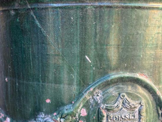 BOISSET à Anduze. Grand vase de jardin en terre vernissée verte. (manq