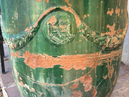BOISSET à Anduze. Grand vase de jardin en terre vernissée verte. (manq