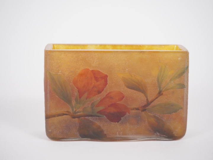 DAUM.  Petit vase rectangulaire, décor gravé en camée et à l'acide et 