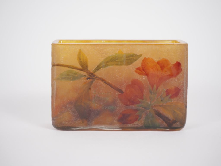 DAUM.  Petit vase rectangulaire, décor gravé en camée et à l'acide et 