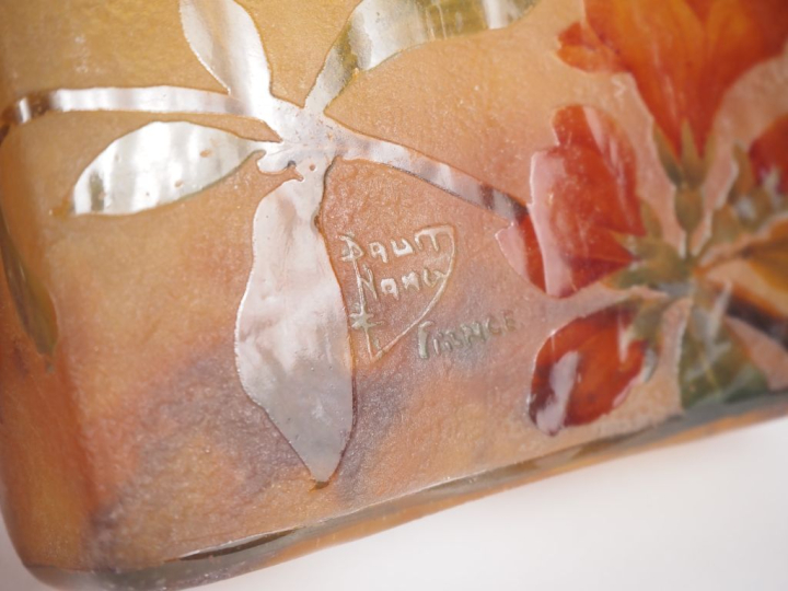 DAUM.  Petit vase rectangulaire, décor gravé en camée et à l'acide et 