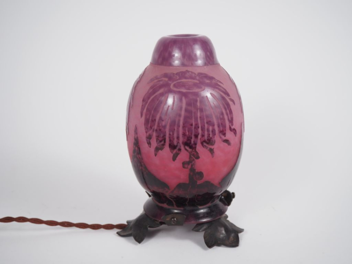 LE VERRE FRANCAIS. Veilleuse "dahlia" en verre poudré rose doublé de v