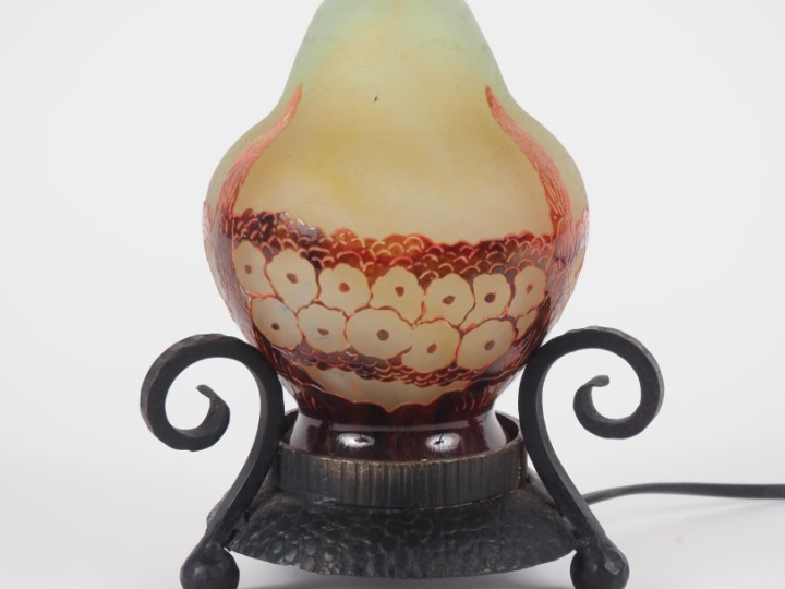 LE VERRE FRANCAIS.   Veilleuse "glycine" en verre poudré jade nuancé d