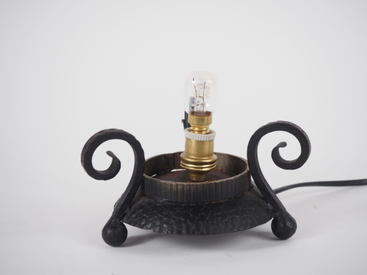LE VERRE FRANCAIS.   Veilleuse "glycine" en verre poudré jade nuancé d