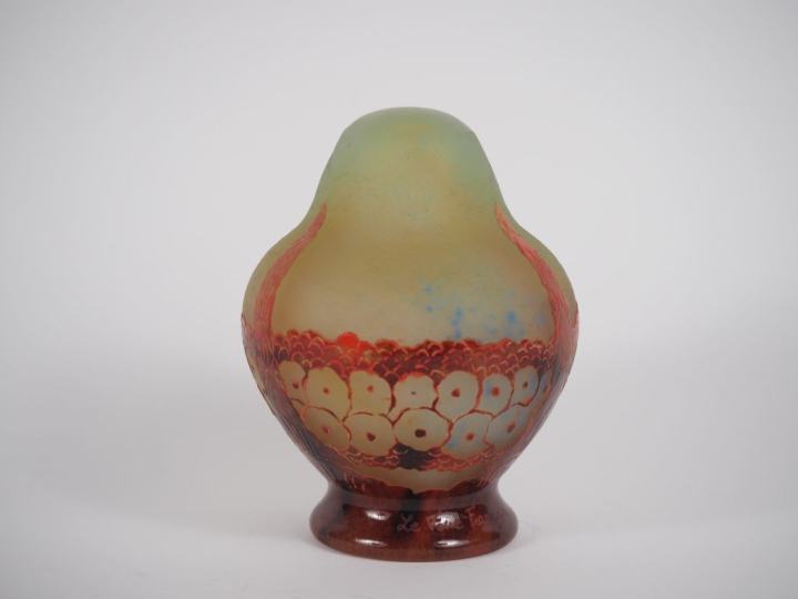 LE VERRE FRANCAIS.   Veilleuse "glycine" en verre poudré jade nuancé d