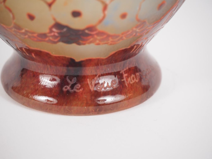 LE VERRE FRANCAIS.   Veilleuse "glycine" en verre poudré jade nuancé d