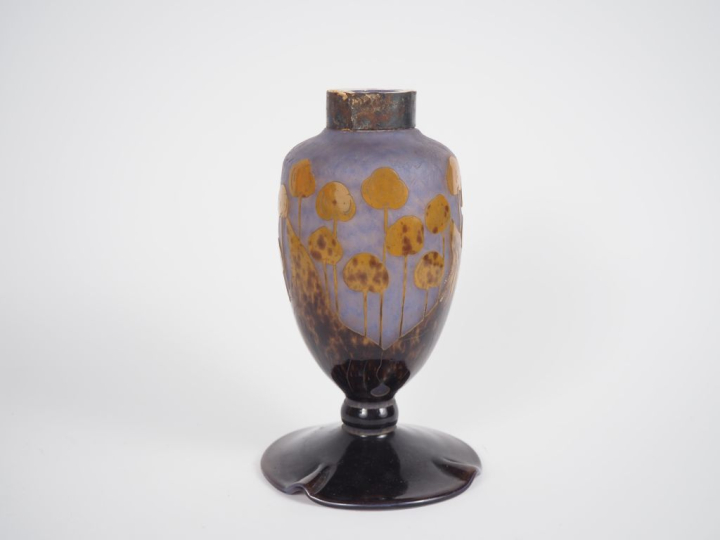 LE VERRE FRANCAIS. Pied de lampe "cerise". Signé (fel) H. 19 cm